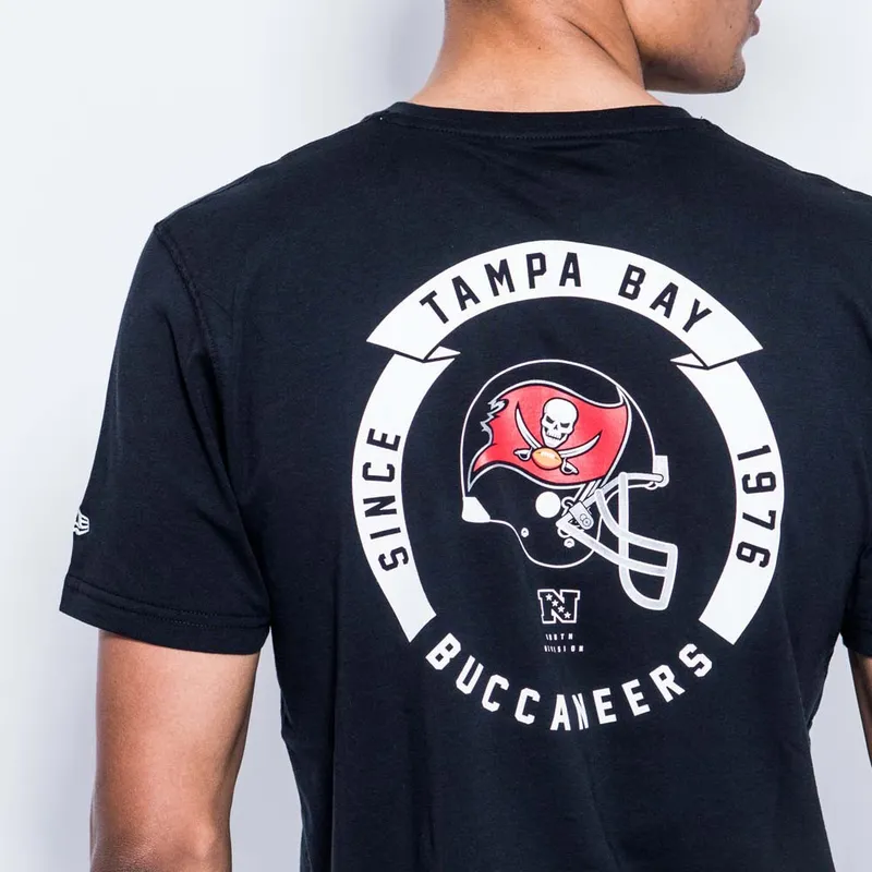 t-paidat-lyhythihainen-musta-helmet-tampa-bay-buccaneers-nfl-new-era
