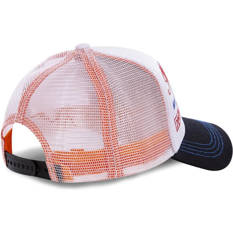 lippikset-kaareva-rekka-valkoinen-snapback-mcqora-von-dutch
