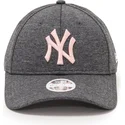 lippikset-kaareva-harmaa-saadettava-nauha-rosa-9forty-tech-jersey-new-york-yankees-mlb-new-era