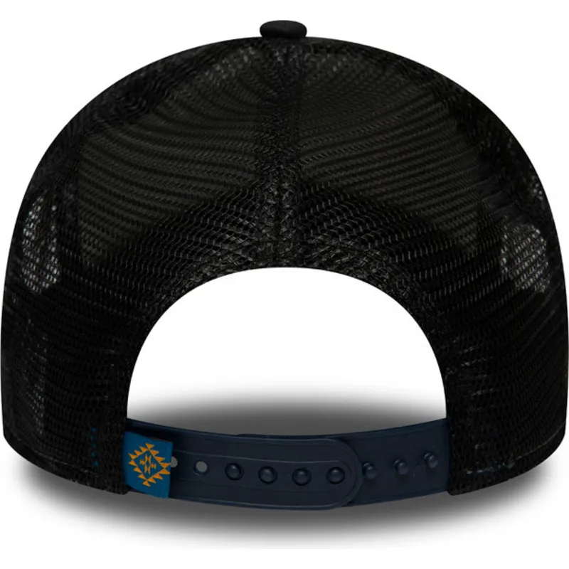 lippikset-kaareva-rekka-laivastonsininen-snapback-bear-tattoo-pack-a-frame-new-era