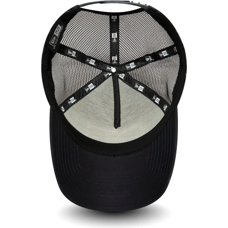 lippikset-kaareva-rekka-laivastonsininen-snapback-bear-tattoo-pack-a-frame-new-era