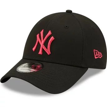 New Era Curved Brim Pink Logo 9FORTY Black Base New York Yankees MLB Black Snapback Cap