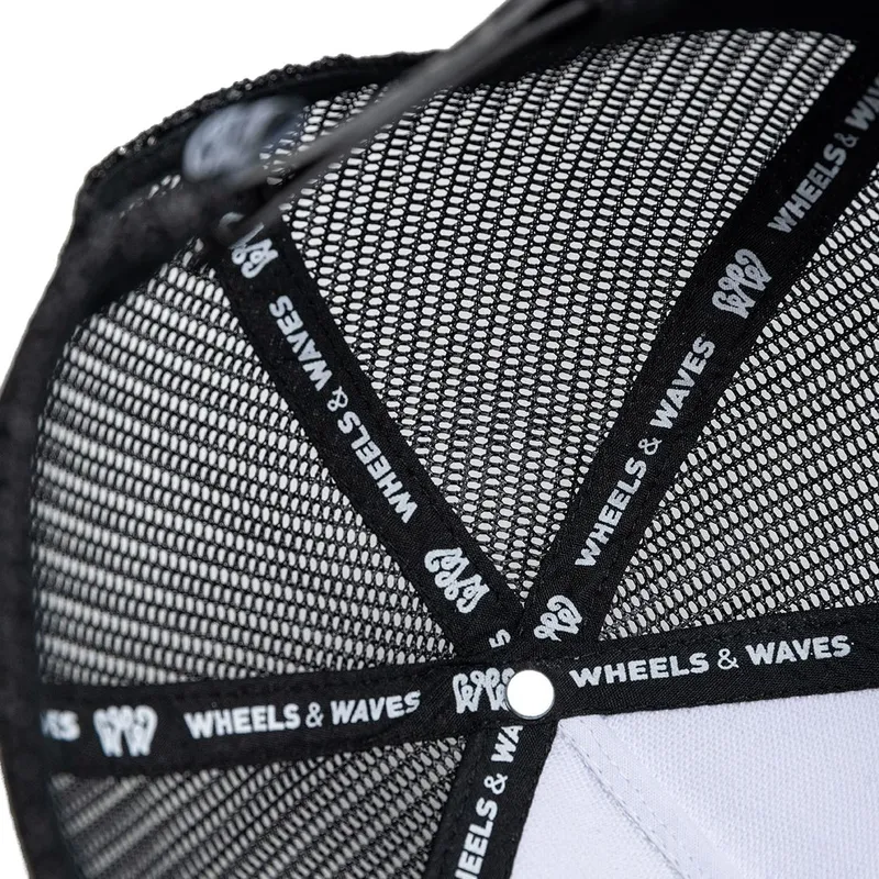 lippikset-kaareva-rekka-musta-snapback-nuts-bw-ww26-wheels-and-waves