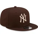 lippikset-littea-ruskea-snapback-9fifty-league-essential-new-york-yankees-mlb-new-era