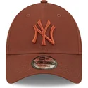 lippikset-kaareva-ruskea-saadettava-nauha-9forty-league-essential-new-york-yankees-mlb-new-era