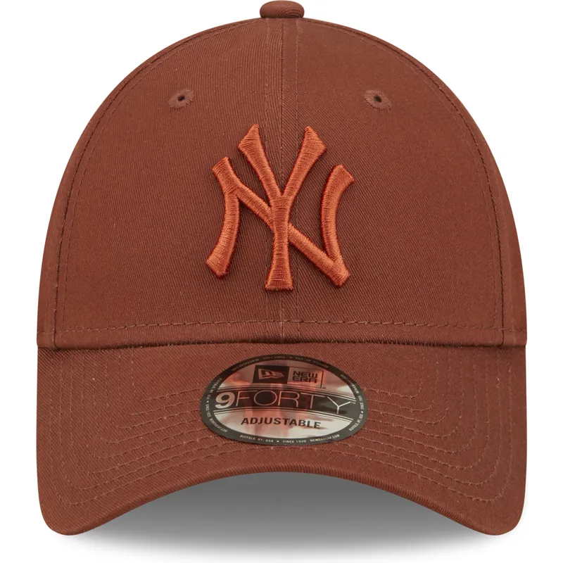 lippikset-kaareva-ruskea-saadettava-nauha-9forty-league-essential-new-york-yankees-mlb-new-era lippikset-kaareva-ruskea-saadettava-nauha-9forty-league-essential-new-york-yankees-mlb-new-era