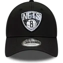 lippikset-kaareva-musta-saadettava-nauha-9forty-print-infill-brooklyn-nets-nba-new-era