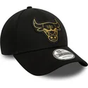 lippikset-kaareva-musta-saadettava-nauha-9forty-metallic-badge-chicago-bulls-nba-new-era