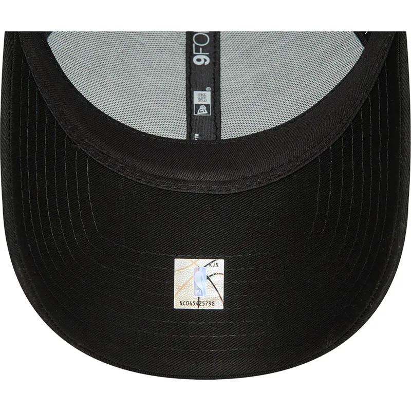 lippikset-kaareva-musta-saadettava-nauha-9forty-metallic-badge-chicago-bulls-nba-new-era lippikset-kaareva-musta-saadettava-nauha-9forty-metallic-badge-chicago-bulls-nba-new-era