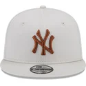 lippikset-littea-beige-snapback-9fifty-league-essential-new-york-yankees-mlb-new-era