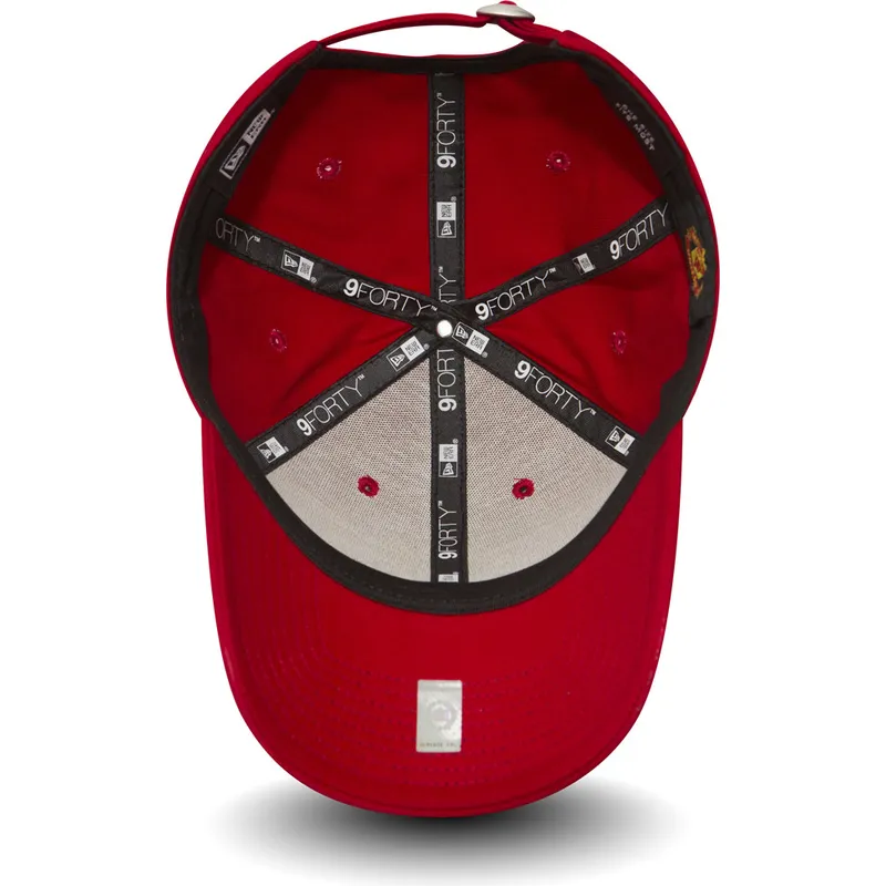 lippikset-kaareva-punainen-saadettava-nauha-9forty-essential-manchester-united-football-club-premier-league-new-era lippikset-kaareva-punainen-saadettava-nauha-9forty-essential-manchester-united-football-club-premier-league-new-era