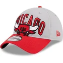 lippikset-kaareva-harmaa-saadettava-nauha-9twenty-tip-off-2023-chicago-bulls-nba-new-era
