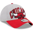 lippikset-kaareva-harmaa-saadettava-nauha-9twenty-tip-off-2023-chicago-bulls-nba-new-era