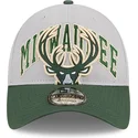 lippikset-kaareva-harmaa-saadettava-nauha-9twenty-tip-off-2023-milwaukee-bucks-nba-new-era