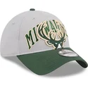 lippikset-kaareva-harmaa-saadettava-nauha-9twenty-tip-off-2023-milwaukee-bucks-nba-new-era