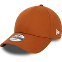 lippikset-kaareva-ruskea-saadettava-nauha-9forty-essential-new-era