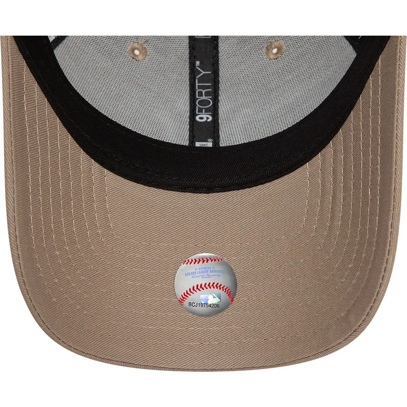lippikset-kaareva-ruskea-saadettava-nauha-9forty-league-essential-new-york-yankees-mlb-new-era