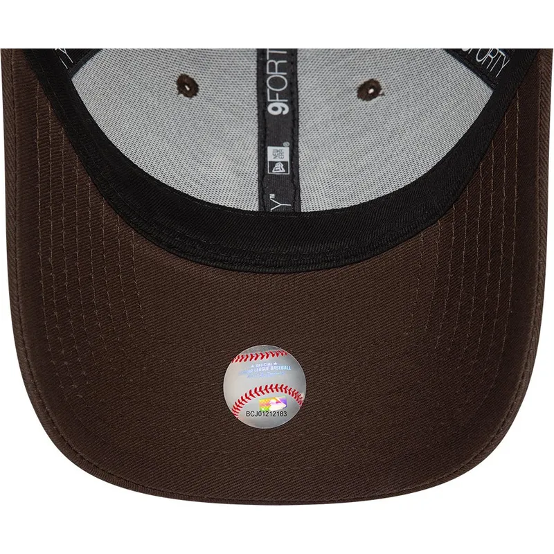 lippikset-kaareva-ruskea-saadettava-nauha-9forty-league-essential-new-york-yankees-mlb-new-era