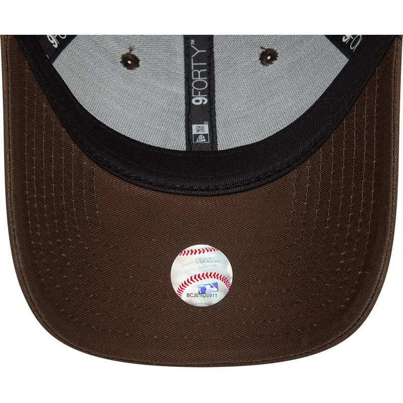 lippikset-kaareva-ruskea-saadettava-nauha-9forty-league-essential-new-york-yankees-mlb-new-era lippikset-kaareva-ruskea-saadettava-nauha-9forty-league-essential-new-york-yankees-mlb-new-era