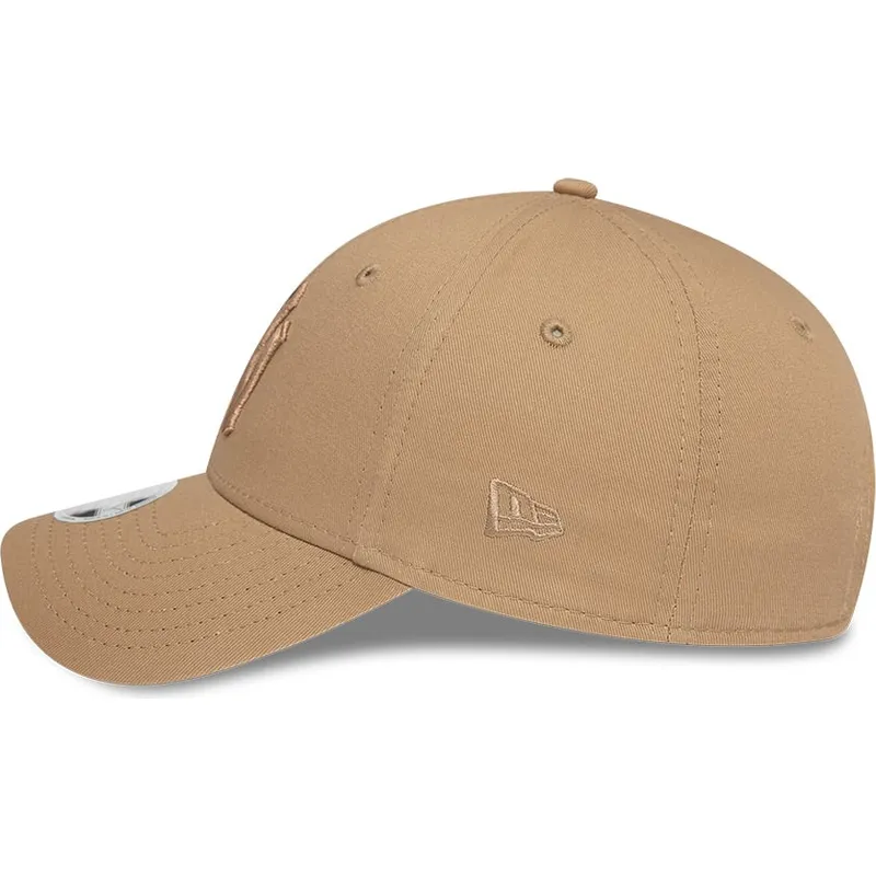 lippikset-kaareva-ruskea-saadettava-nauha-9forty-league-essential-new-york-yankees-mlb-new-era lippikset-kaareva-ruskea-saadettava-nauha-9forty-league-essential-new-york-yankees-mlb-new-era
