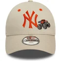 lippikset-kaareva-beige-saadettava-nauha-lapsille-9forty-graphic-monster-truck-new-york-yankees-mlb-new-era
