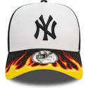 lippikset-kaareva-rekka-valkoinen-snapback-a-frame-flame-new-york-yankees-mlb-new-era