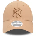 new-era-curved-brim-women-9forty-league-essential-new-york-yankees-mlb-beige-adjustable-cap-with-beige-logo