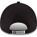 lippikset-kaareva-musta-saadettava-nauha-lapsille-9forty-the-league-brooklyn-nets-nba-new-era