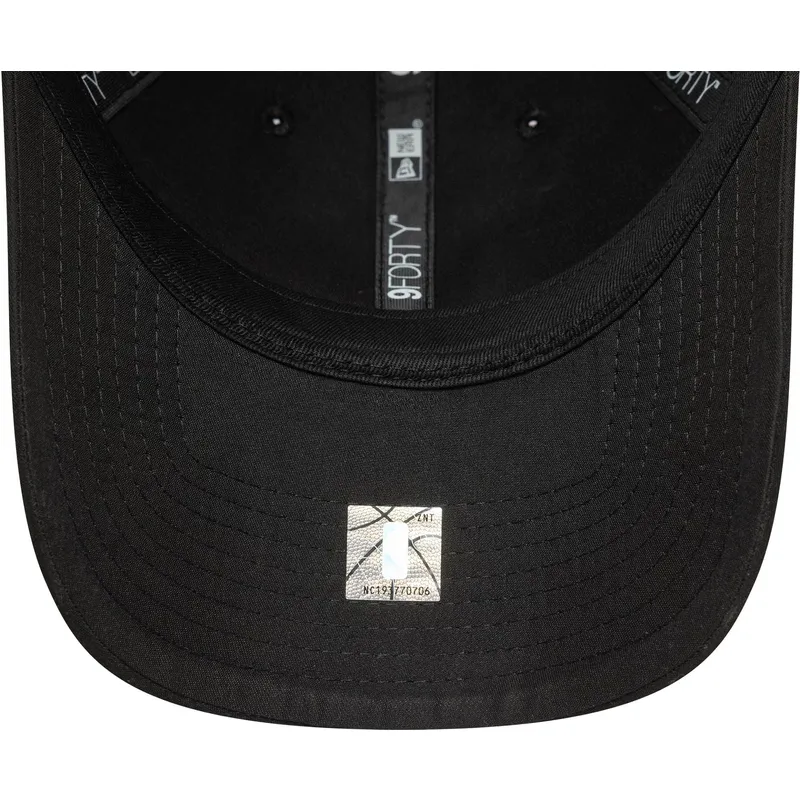 lippikset-kaareva-musta-saadettava-nauha-9forty-pin-chicago-bulls-nba-new-era