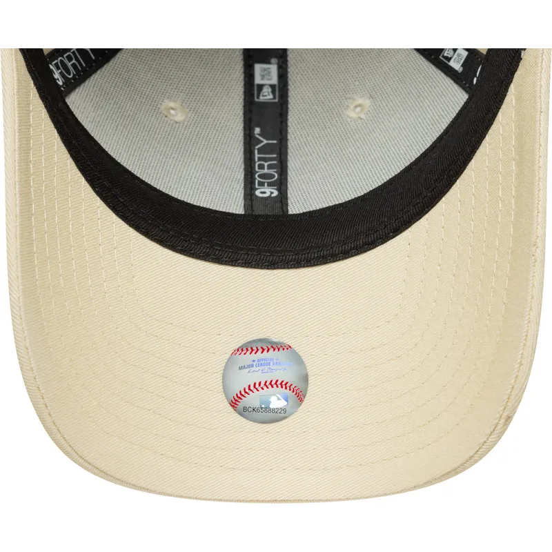 lippikset-kaareva-beige-saadettava-nauha-rosa-9forty-league-essential-new-york-yankees-mlb-new-era lippikset-kaareva-beige-saadettava-nauha-rosa-9forty-league-essential-new-york-yankees-mlb-new-era