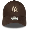 lippikset-kaareva-ruskea-saadettava-nauha-9forty-league-essential-new-york-yankees-mlb-new-era