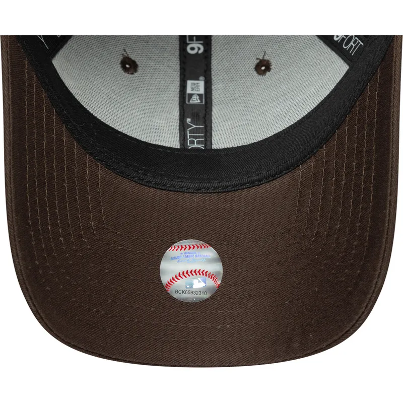 lippikset-kaareva-ruskea-saadettava-nauha-9forty-league-essential-new-york-yankees-mlb-new-era lippikset-kaareva-ruskea-saadettava-nauha-9forty-league-essential-new-york-yankees-mlb-new-era
