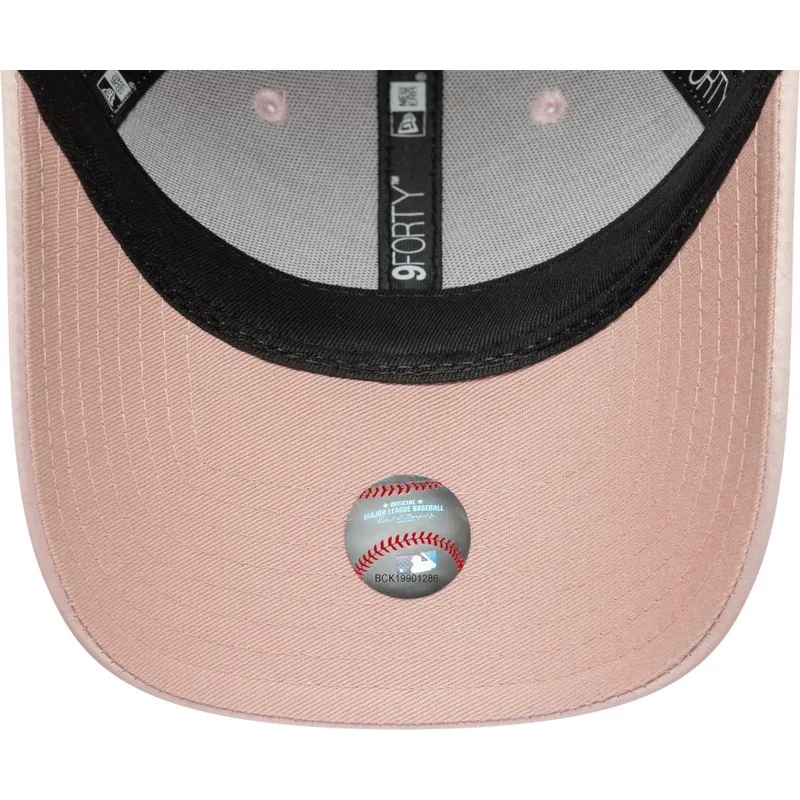 lippikset-kaareva-vaaleanpunainen-saadettava-nauha-9forty-satin-bow-back-new-york-yankees-mlb-new-era lippikset-kaareva-vaaleanpunainen-saadettava-nauha-9forty-satin-bow-back-new-york-yankees-mlb-new-era