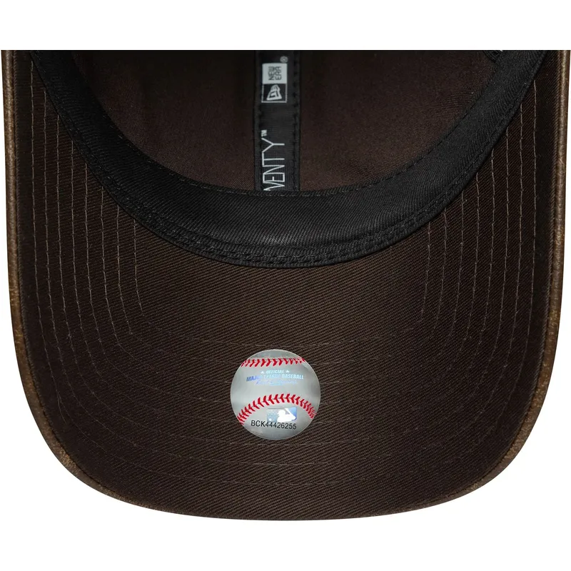 lippikset-kaareva-ruskea-saadettava-nauha-9twenty-worn-pu-new-york-yankees-mlb-new-era lippikset-kaareva-ruskea-saadettava-nauha-9twenty-worn-pu-new-york-yankees-mlb-new-era