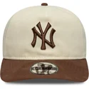 lippikset-kaareva-ruskea-saadettava-nauha-9fifty-a-frame-suede-visor-new-york-yankees-mlb-new-era