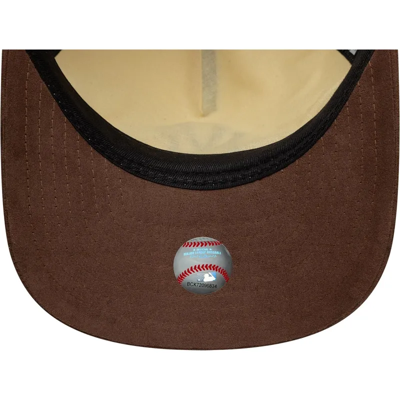 lippikset-kaareva-ruskea-saadettava-nauha-9fifty-a-frame-suede-visor-new-york-yankees-mlb-new-era