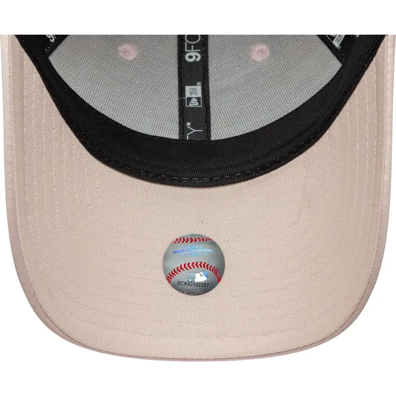 cap-kaareva-pink-adjustable-strap-9forty-satin-new-york-yankees-mlb-new-era cap-kaareva-pink-adjustable-strap-9forty-satin-new-york-yankees-mlb-new-era