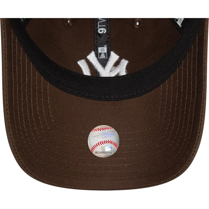 lippikset-kaareva-ruskea-saadettava-nauha-9twenty-league-essential-new-york-yankees-mlb-new-era lippikset-kaareva-ruskea-saadettava-nauha-9twenty-league-essential-new-york-yankees-mlb-new-era
