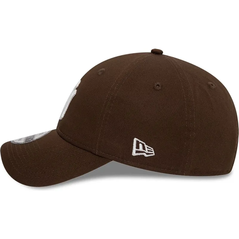 lippikset-kaareva-ruskea-saadettava-nauha-9twenty-league-essential-new-york-yankees-mlb-new-era lippikset-kaareva-ruskea-saadettava-nauha-9twenty-league-essential-new-york-yankees-mlb-new-era