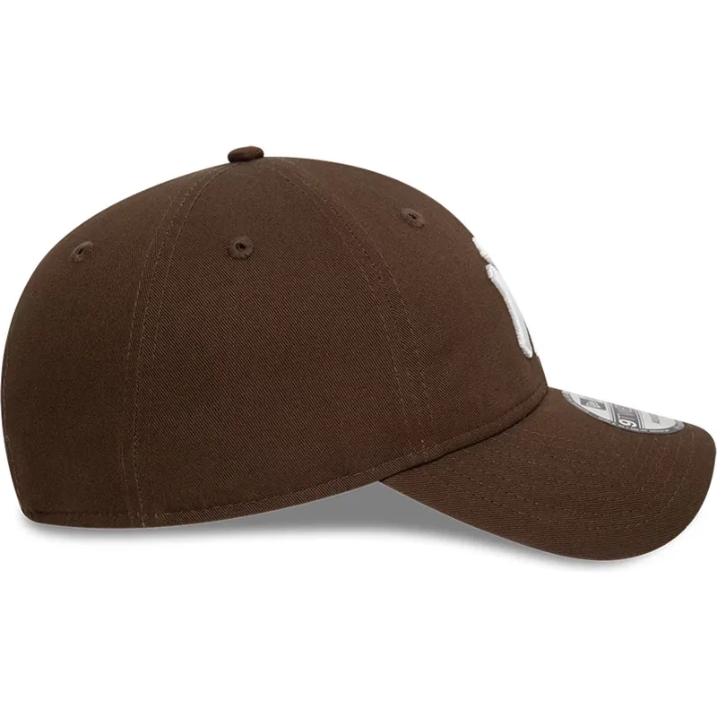 lippikset-kaareva-ruskea-saadettava-nauha-9twenty-league-essential-new-york-yankees-mlb-new-era lippikset-kaareva-ruskea-saadettava-nauha-9twenty-league-essential-new-york-yankees-mlb-new-era