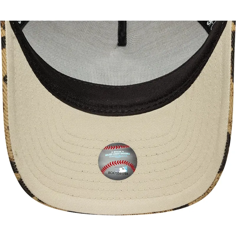 lippikset-kaareva-rekka-leopardi-snapback-9forty-m-crown-a-frame-leopard-new-york-yankees-mlb-new-era