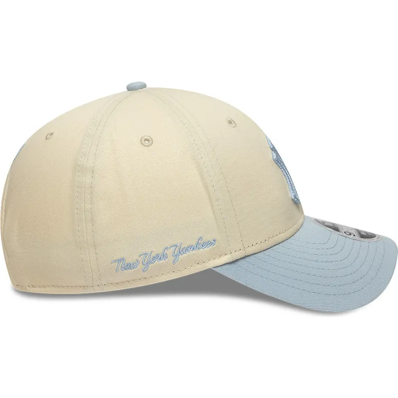 new-era-curved-brim-blue-logo-9forty-m-crown-side-script-new-york-yankees-mlb-beige-and-blue-snapback-cap