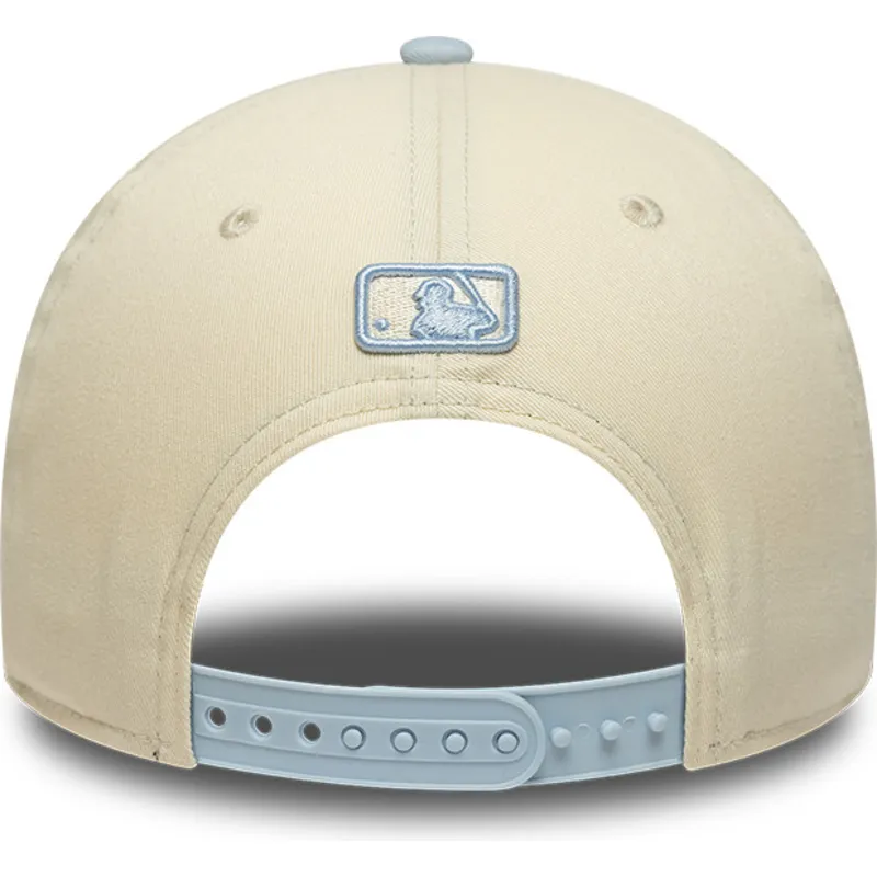new-era-curved-brim-blue-logo-9forty-m-crown-side-script-new-york-yankees-mlb-beige-and-blue-snapback-cap