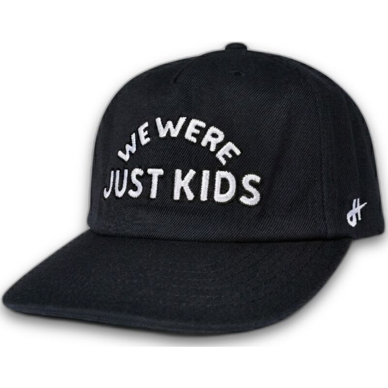 lippikset-kaareva-musta-snapback-just-kids-the-retro-homenage