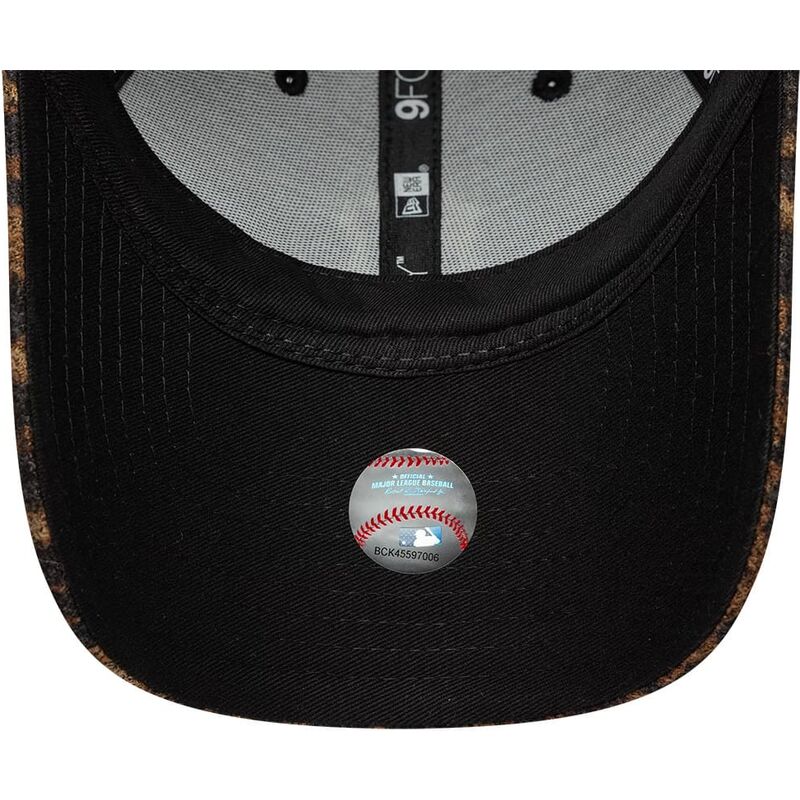 lippikset-kaareva-leopardi-saadettava-nauha-9forty-leopard-cosy-new-york-yankees-mlb-new-era