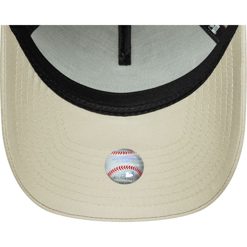 lippikset-kaareva-beige-snapback-dorado-e-frame-metallic-outline-new-york-yankees-mlb-new-era