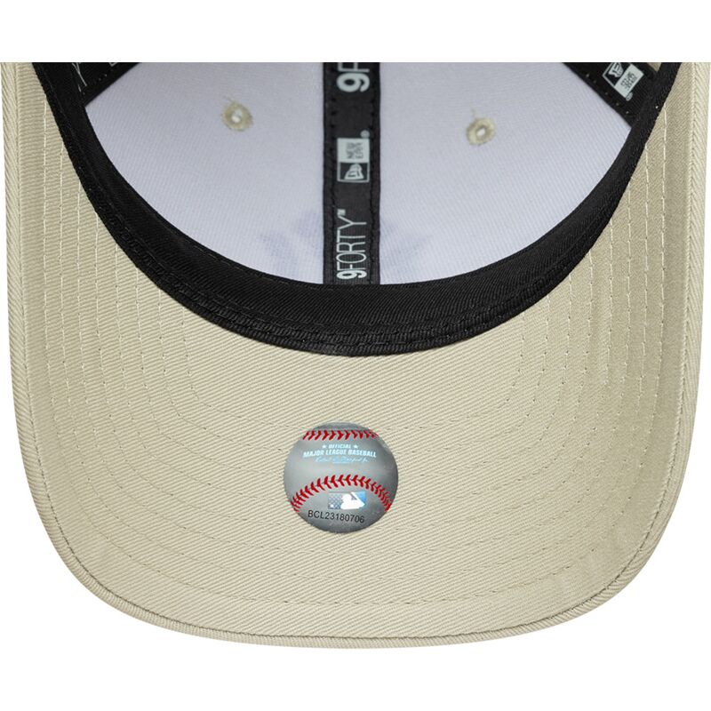 lippikset-kaareva-beige-snapback-9forty-m-crown-new-york-yankees-mlb-new-era