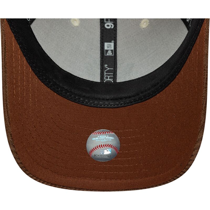 lippikset-kaareva-ruskea-saadettava-nauha-9forty-m-crown-cord-new-york-yankees-mlb-new-era lippikset-kaareva-ruskea-saadettava-nauha-9forty-m-crown-cord-new-york-yankees-mlb-new-era