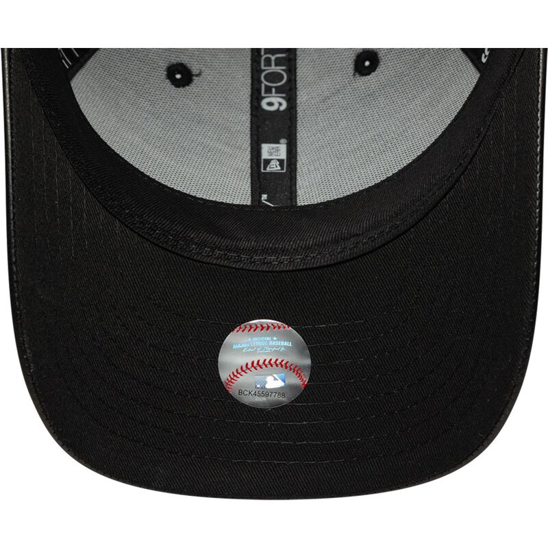 lippikset-kaareva-musta-snapback-9forty-m-crown-pu-diamante-new-york-yankees-mlb-new-era