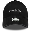 lippikset-kaareva-musta-saadettava-nauha-9twenty-slogan-overthinking-new-era